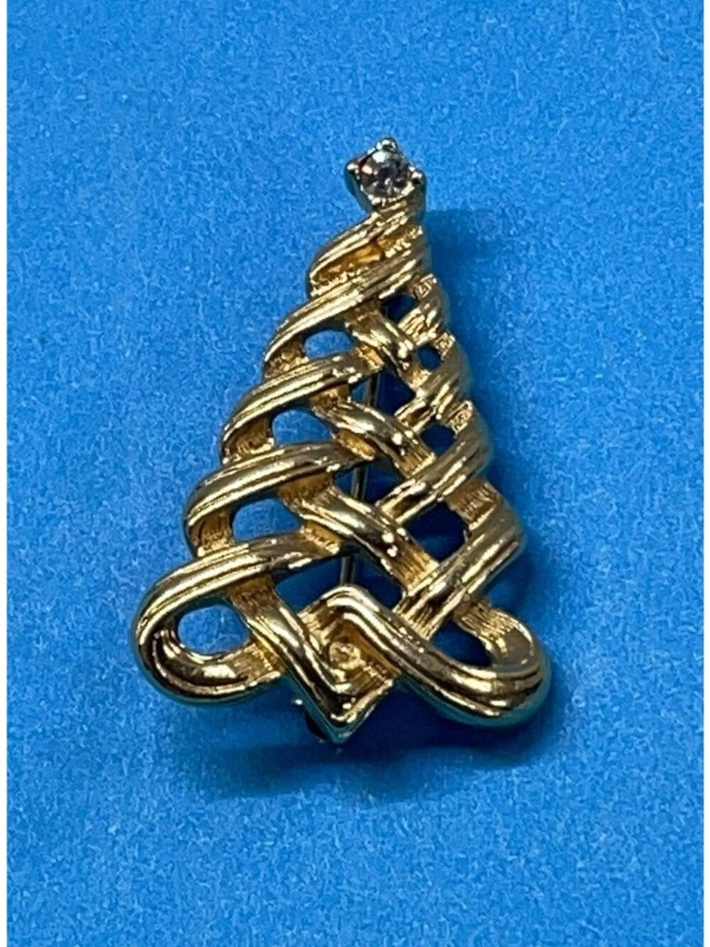 Vintage Avon Gold Tone Woven Christmas Tree with Rhinestone Topper Pin Brooch - Picture 1 of 10